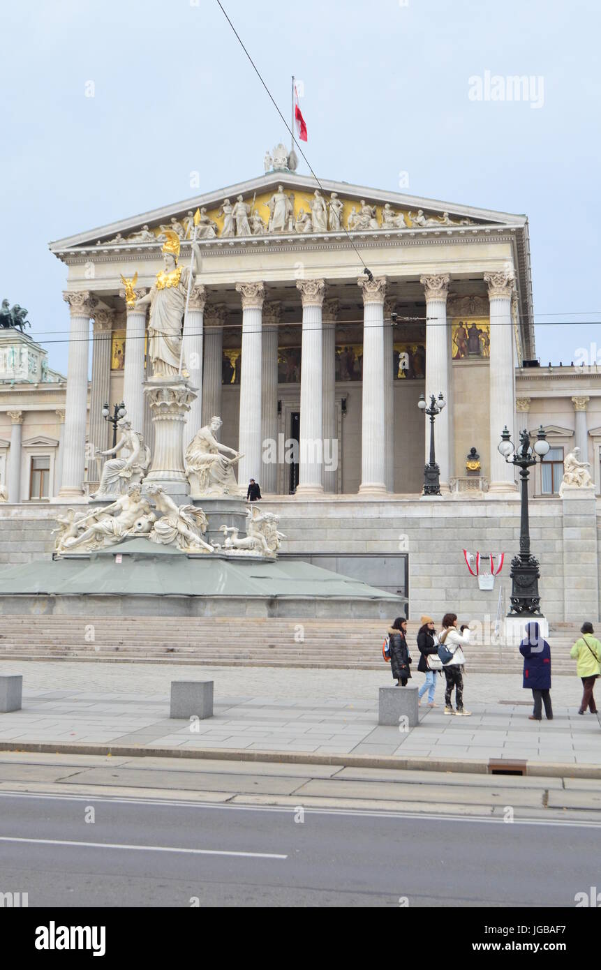 Vista de la calle vertical del edificio del Parlamento austríaco en Viena, Austria. Foto de stock