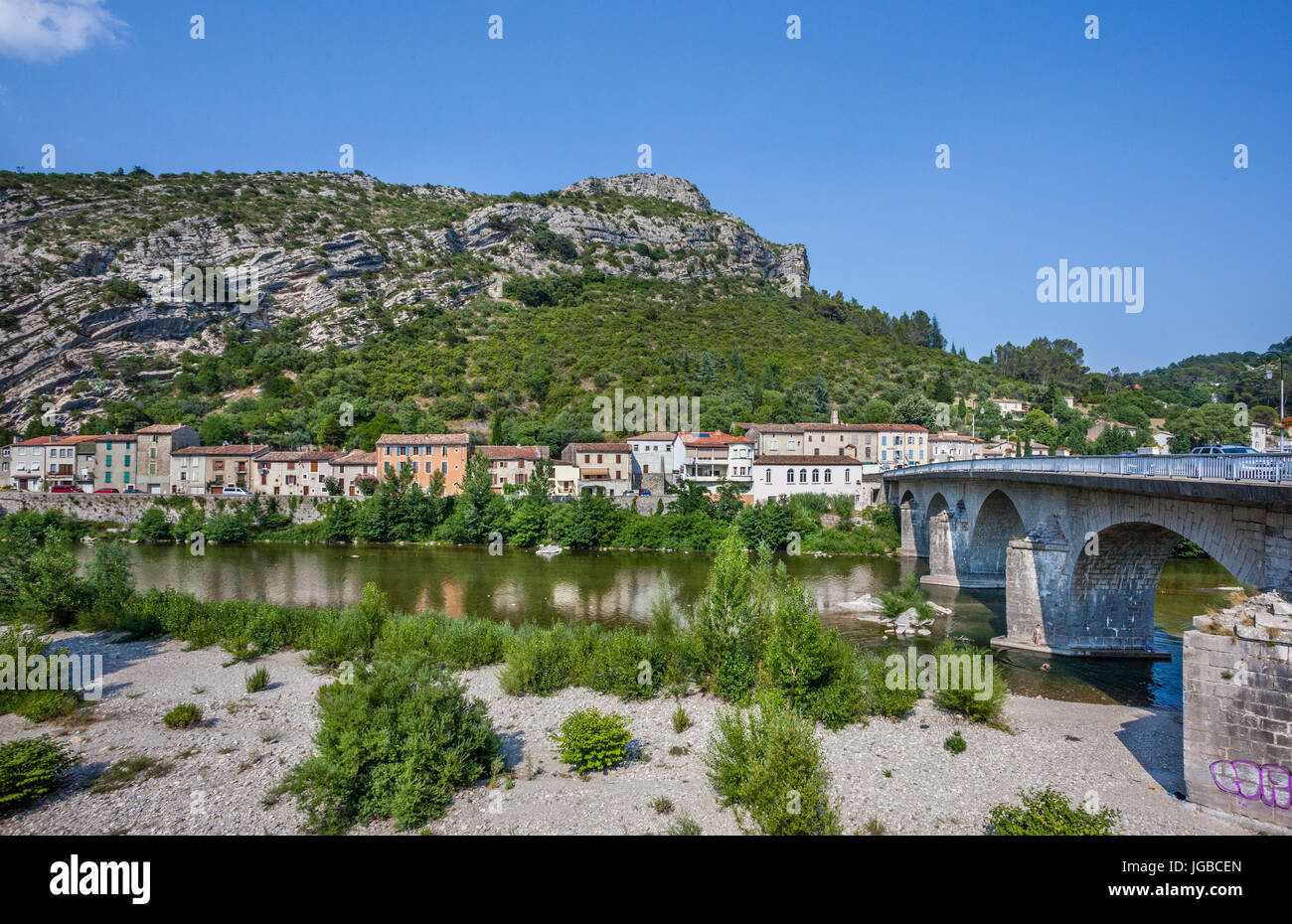 Francia, Languedoc-Rosellón, departamento de Gard, Anduze, puente sobre el río Gardon d'Anduze Foto de stock