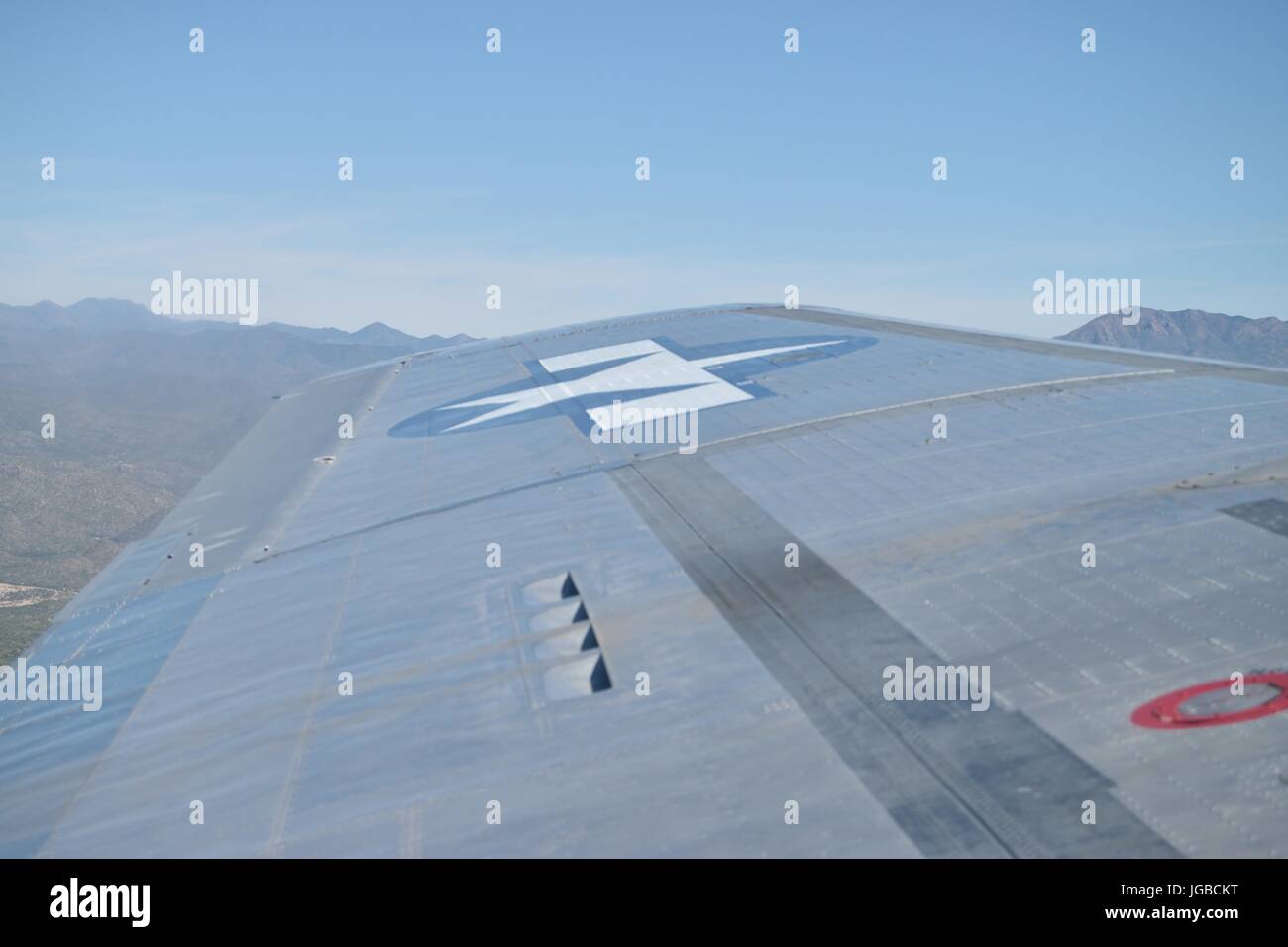 Mirando hacia el ala de un Boeing B17 Flying Fortress, viaje sentimental Foto de stock