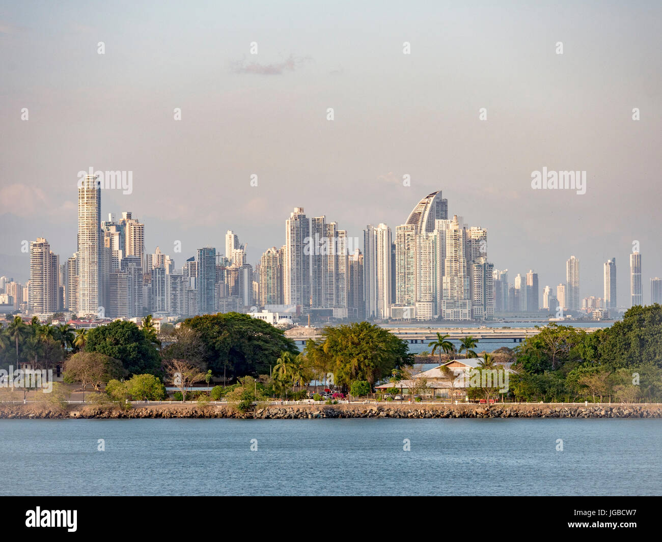 El horizonte de la moderna ciudad de Panamá en la República de Panamá, abril de 2017 Foto de stock