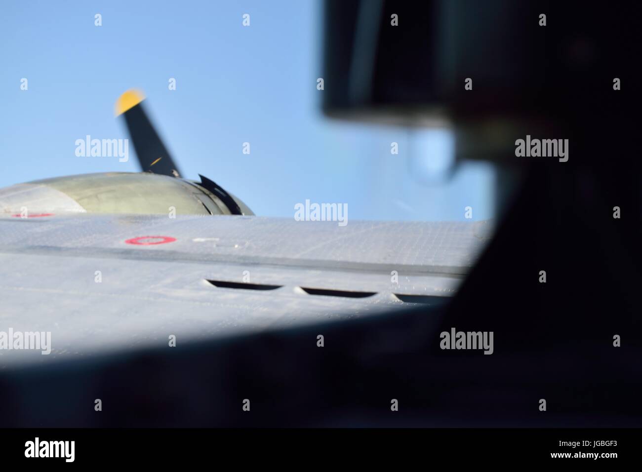 Mirando hacia el ala de un Boeing B17 Flying Fortress, viaje sentimental Foto de stock