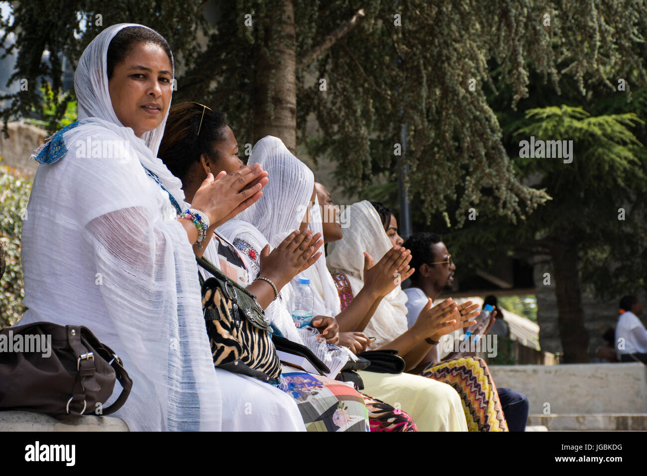 La mujer cristiana ortodoxa etíope en el St Yared día fuera de Nuestra Señora del Líbano Iglesia Foto de stock