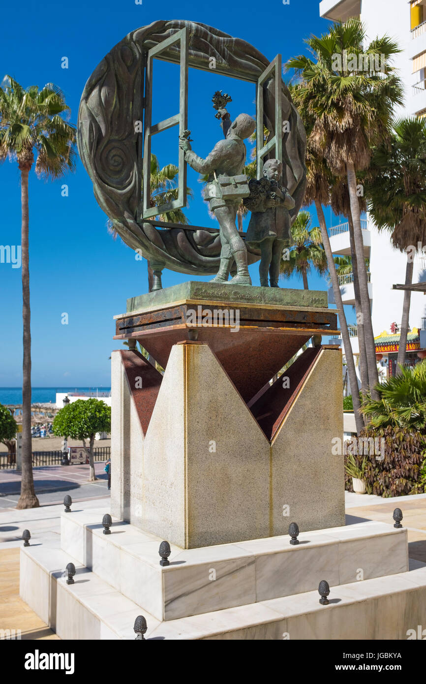 Escultura que representa la libertad de expresión en la Avenida del Mar, Marbella, España. Foto de stock