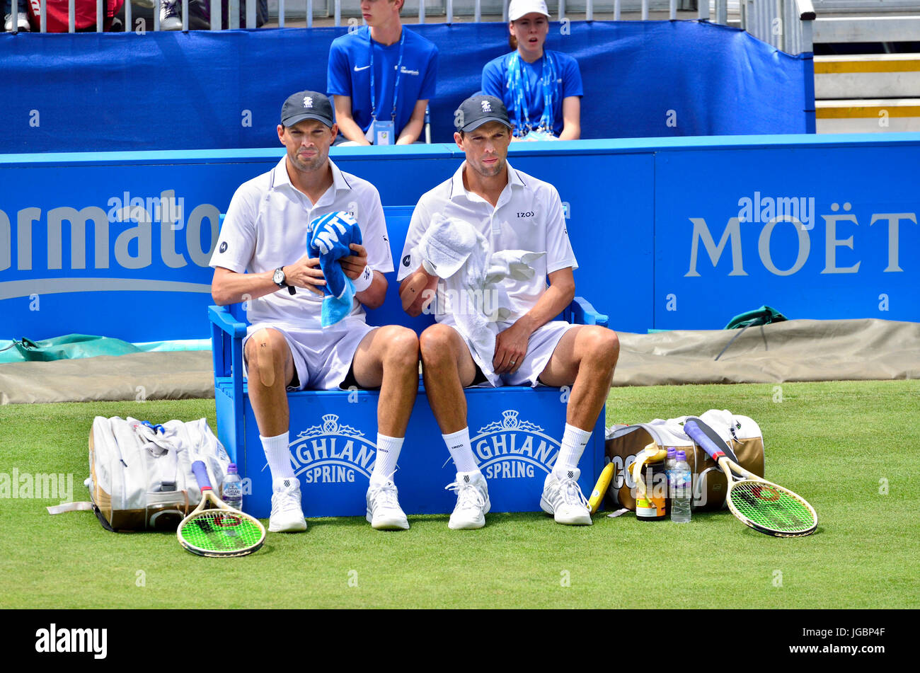 Bob (L) y (R) Mike Bryan descansando entre juegos en un partido de dobles en el torneo internacional Aegon, Eastbourne 2017 Foto de stock