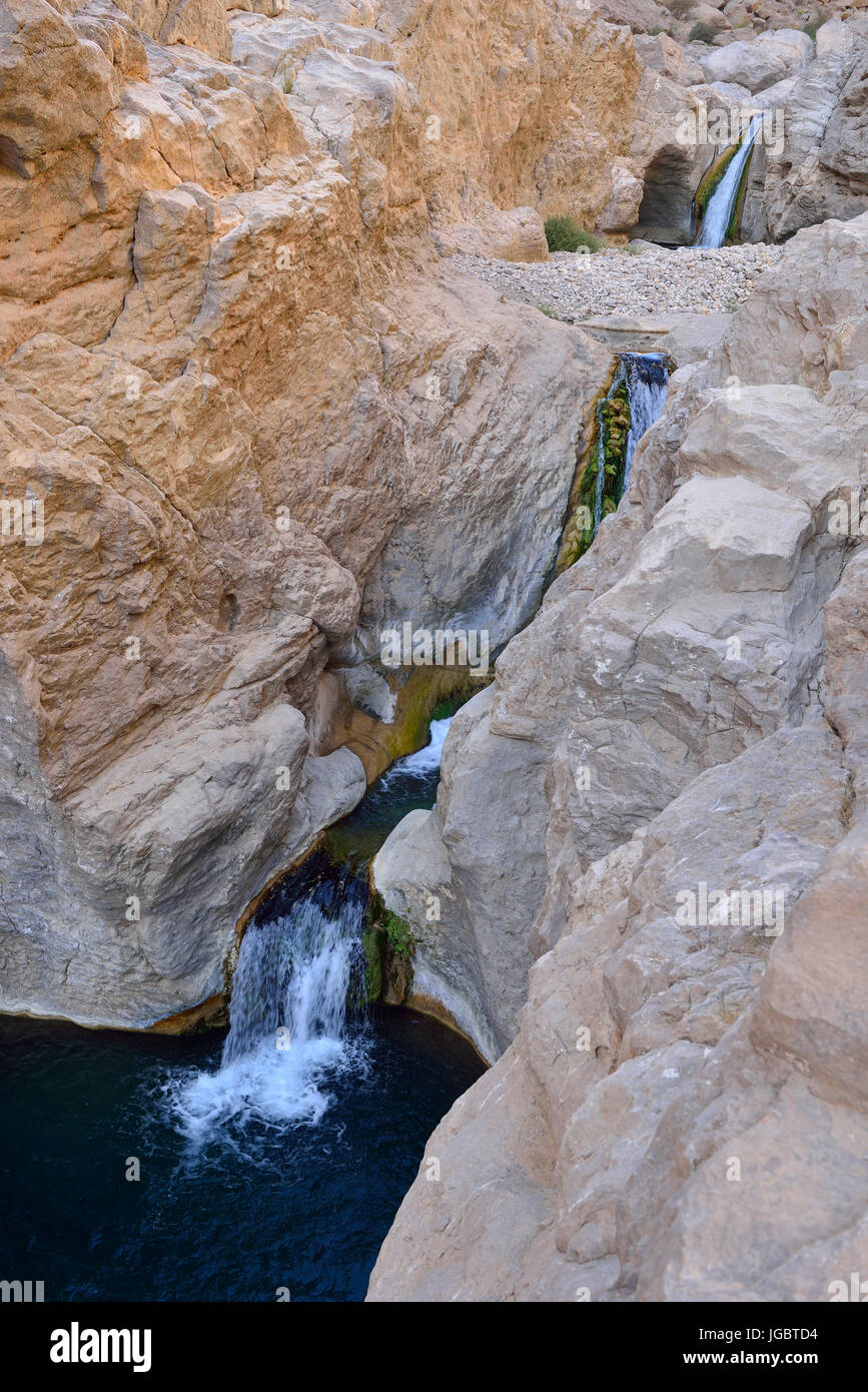 Piscinas de agua oasis de Wadi Bani khalid, Al Hajar ash Sharqi montañas, Sharqiya, Omán Foto de stock