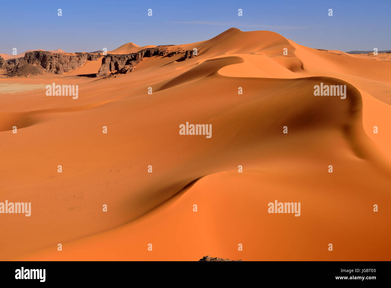 Las dunas de arena de Ouan Zaouatan, Tadrart, Tassili n'Ajjer parque nacional, Sitio del Patrimonio Mundial de la UNESCO, Argelia, el desierto del Sahara Foto de stock
