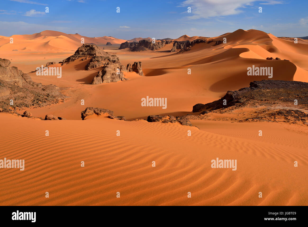 Las dunas de arena de Ouan Zaouatan, Tadrart, Tassili n'Ajjer parque nacional, Sitio del Patrimonio Mundial de la UNESCO, Argelia, el desierto del Sahara Foto de stock