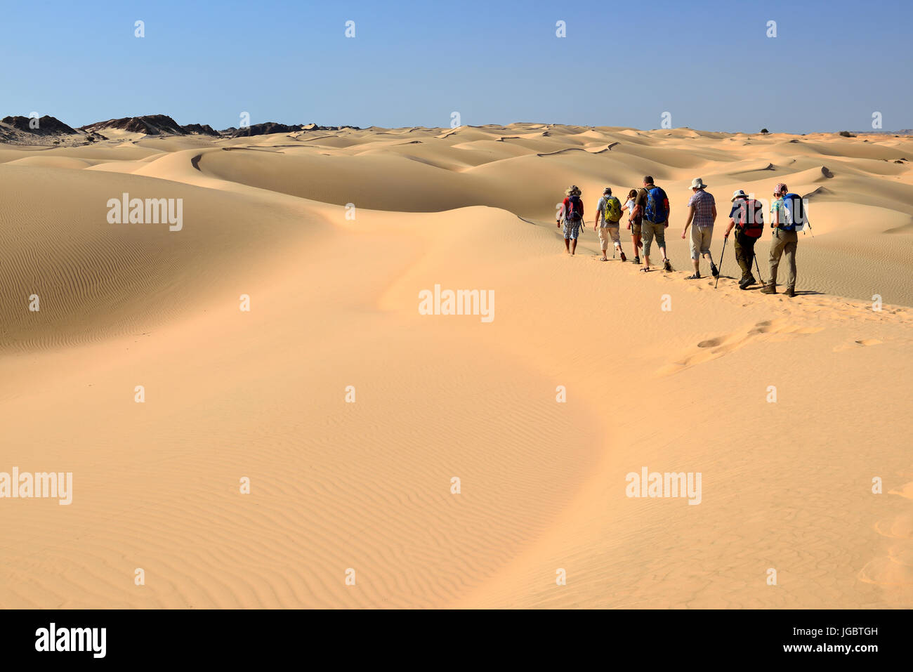 Senderismo en turistas Khalut sanddunes, al desierto, Sharqiya, Omán Foto de stock