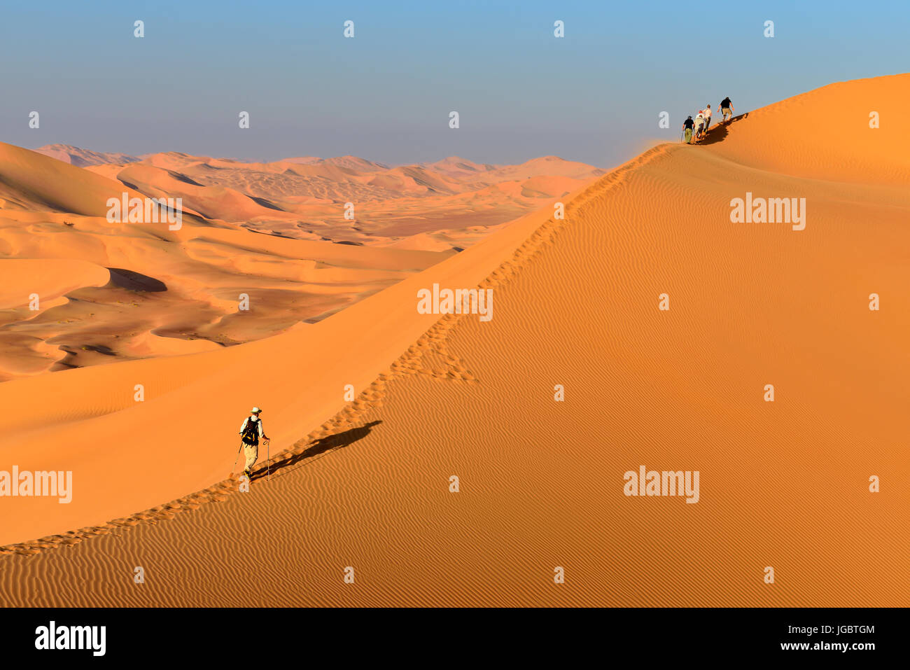 Los turistas senderismo en el sanddunes, Rub Al Khali desierto, cuarto vacío, Dhofar, Omán Foto de stock