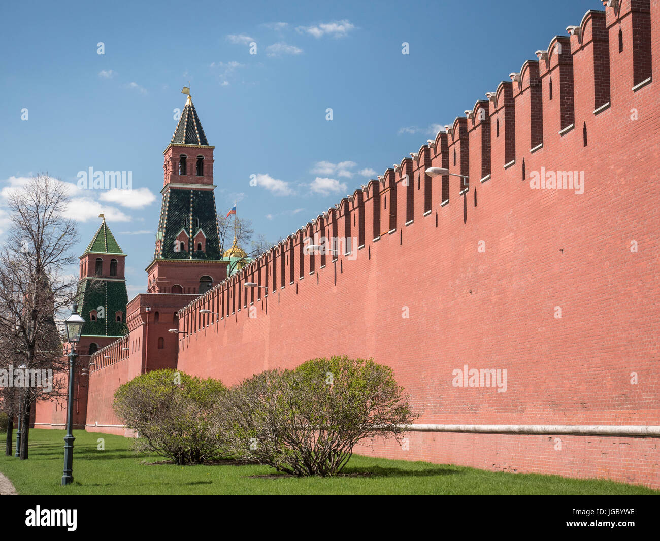 Las paredes del Kremlin de Moscú y atalayas Foto de stock