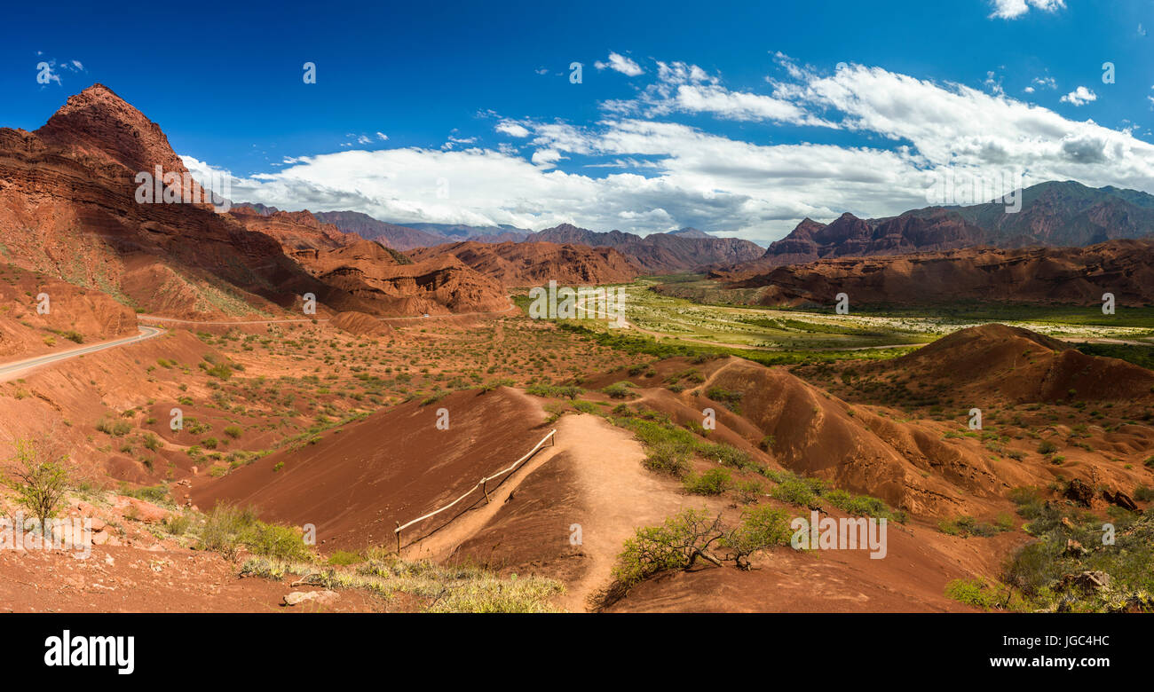 La carretera de Cachi a san Antonio de los cobres, en la región de la Puna de Salta en el norte argentino Foto de stock