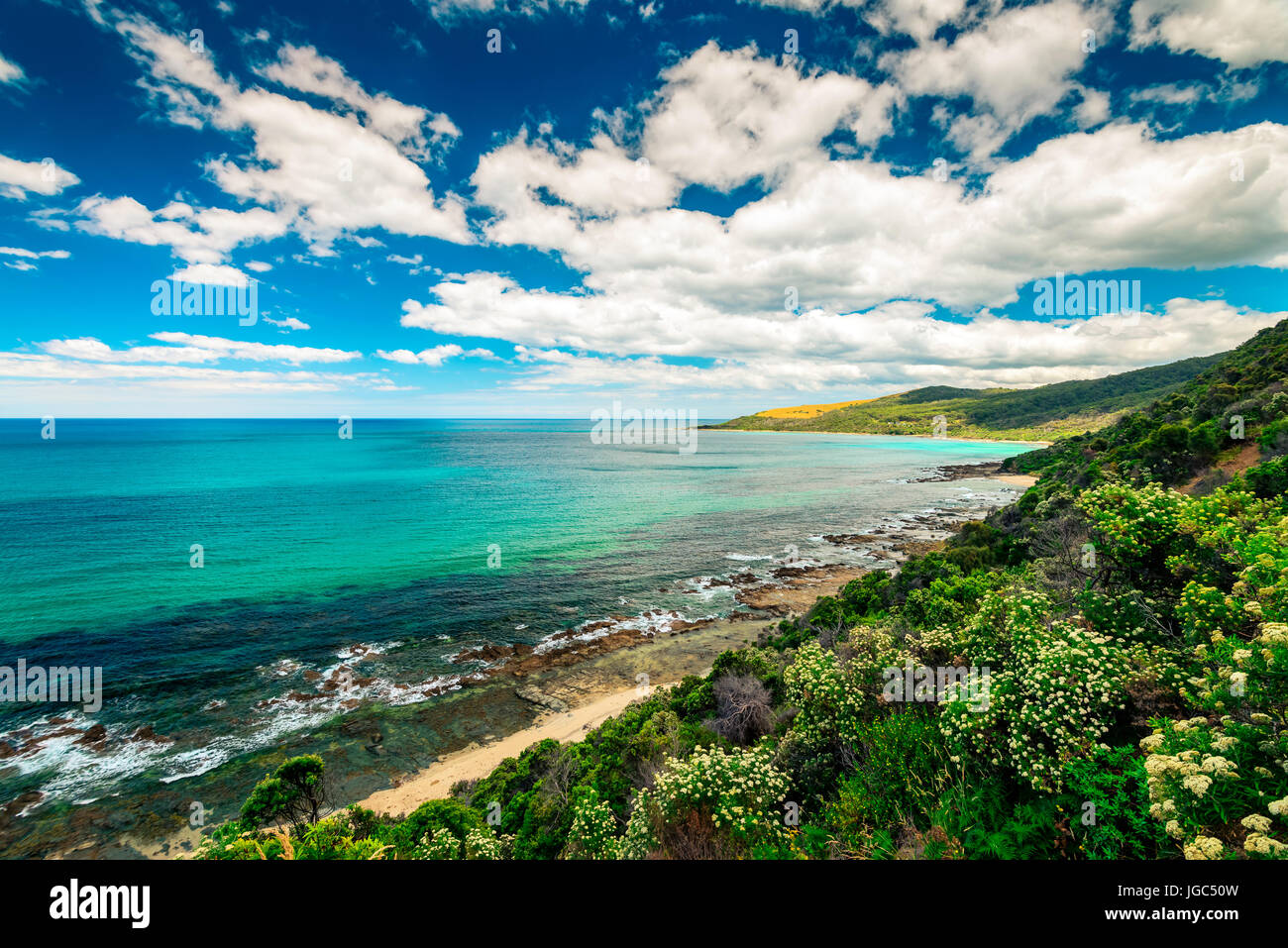 Pintoresco paisaje costero a lo largo de la Great Ocean Road en Lorne, Victoria, Australia Foto de stock