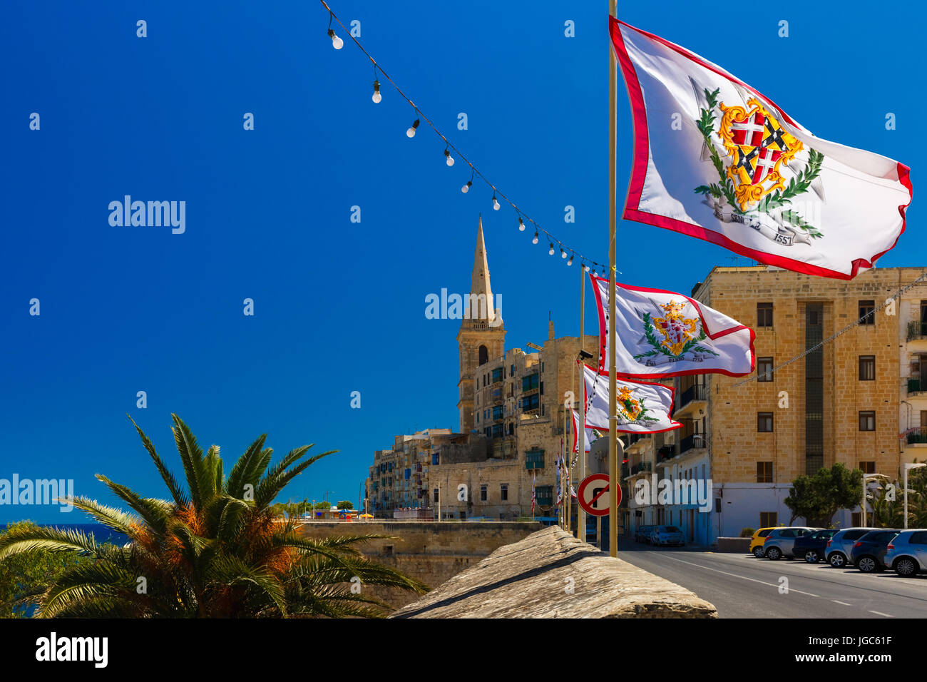 Calles engalanadas con banderas de todos los Grandes Maestres de la Orden Soberana y Militar de Malta en el casco antiguo de la ciudad de La Valetta, Malta Foto de stock
