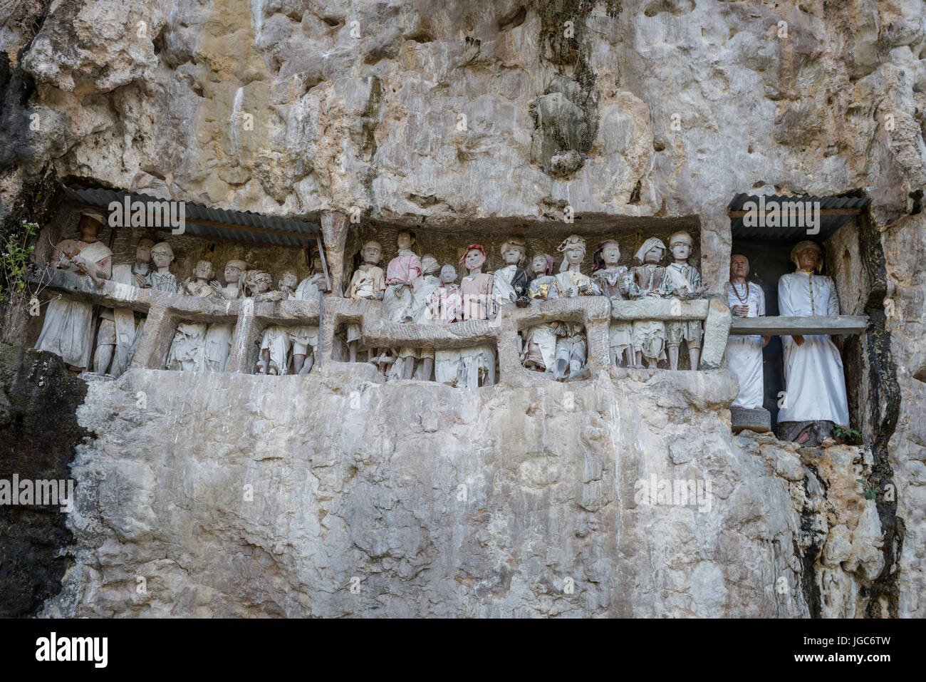 Cliff Torajan entierro efigie figuras (tau tau) Tana Toraja de Sulawesi, Indonesia Foto de stock