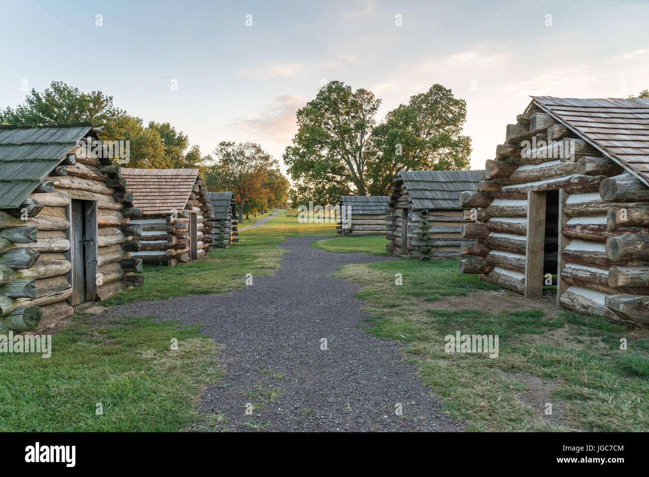 Cabañas al atardecer a lo largo de la Brigada Muhlenberg en Valley Forge National Historic Park, Pennsylvania Foto de stock