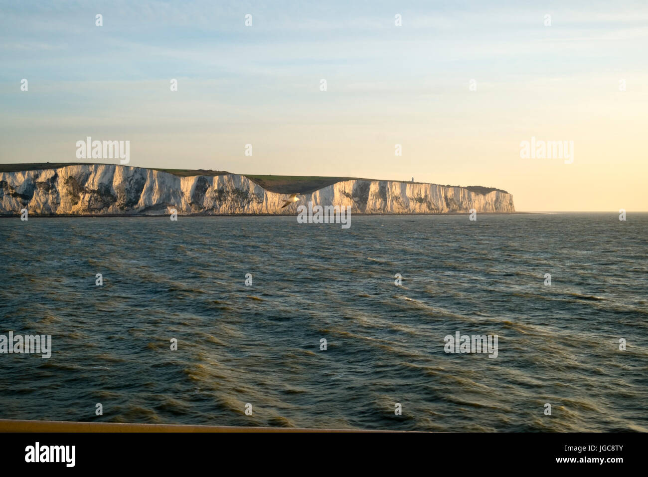 Una mañana temprana Cross channel ferry pasa los acantilados blancos de Dover, Kent, UK rumbo a Calais, Francia. Foto de stock
