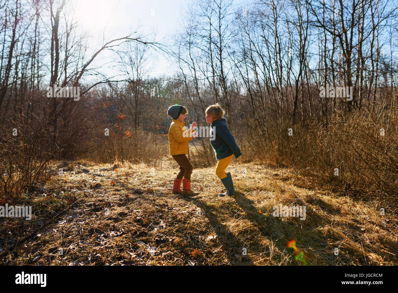 Dos muchachos jugando en el bosque Foto de stock