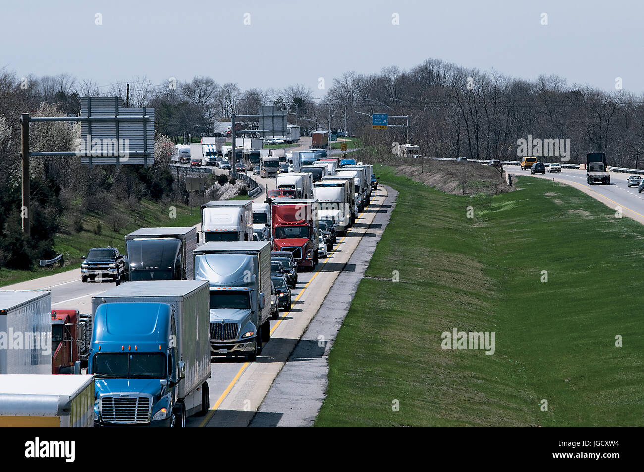 Atasco de tráfico en carretera con camiones y coches Foto de stock