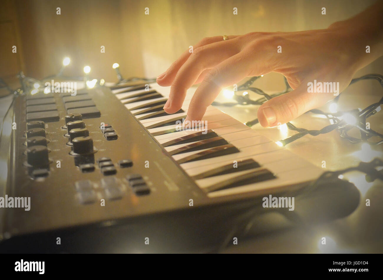 Mujer mano tocando el piano o teclado midi electone, sintetizador musical  electrónico clave en blanco y negro Fotografía de stock - Alamy