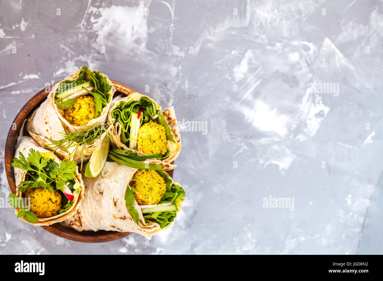 Vegan envolturas de Falafel con Ensalada y hummus. El amor por un sano concepto de comida vegetariana. Foto de stock