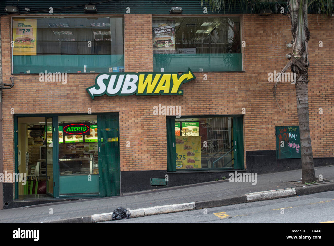 Fachada, restaurante de comida rápida, Subway, 09.27.2015, el capital, la calle Augusta, São Paulo, Brasil. Foto de stock