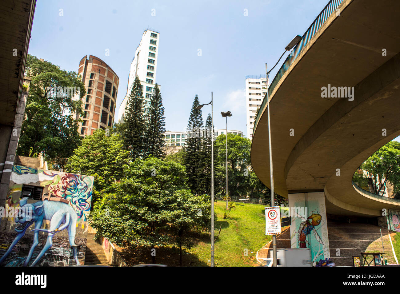 Graffiti, paredes, Avenida 23 de Maio, el Viaducto de Doña Paulina, 10.17.2015, Capital, en el centro de São Paulo, Brasil. Foto de stock