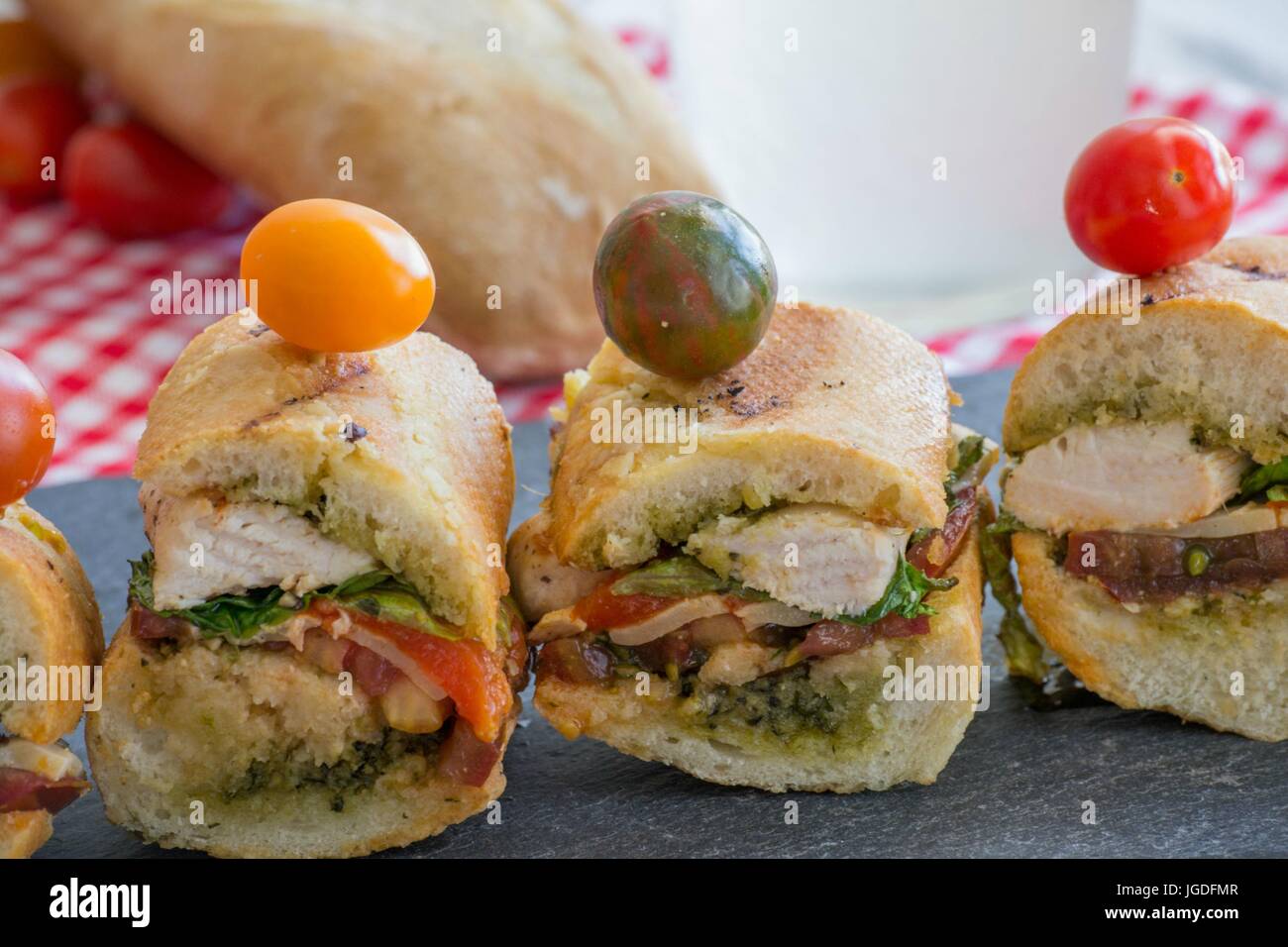 Let's go en un picnic! Gourmet sándwiches de pollo a la parrilla Servido  con rollos francesa, manteles a cuadros rojo y rojo llevar cesta - Yum!  Fotografía de stock - Alamy