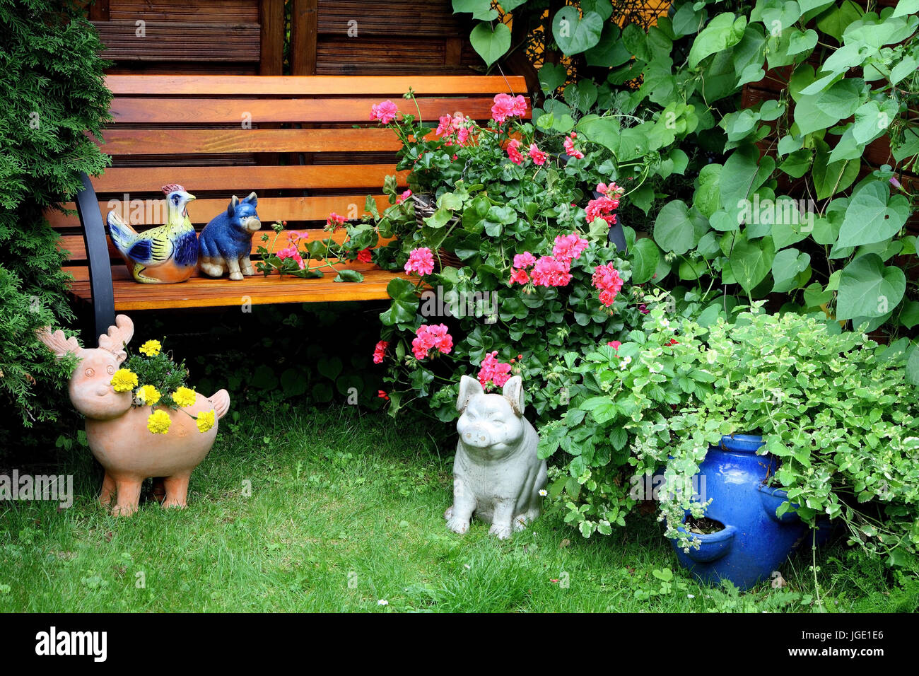 Casa de verano con flores y zarcillos cubiertos, Gartenhaus mit Blumen und Ranken bewachsen Foto de stock