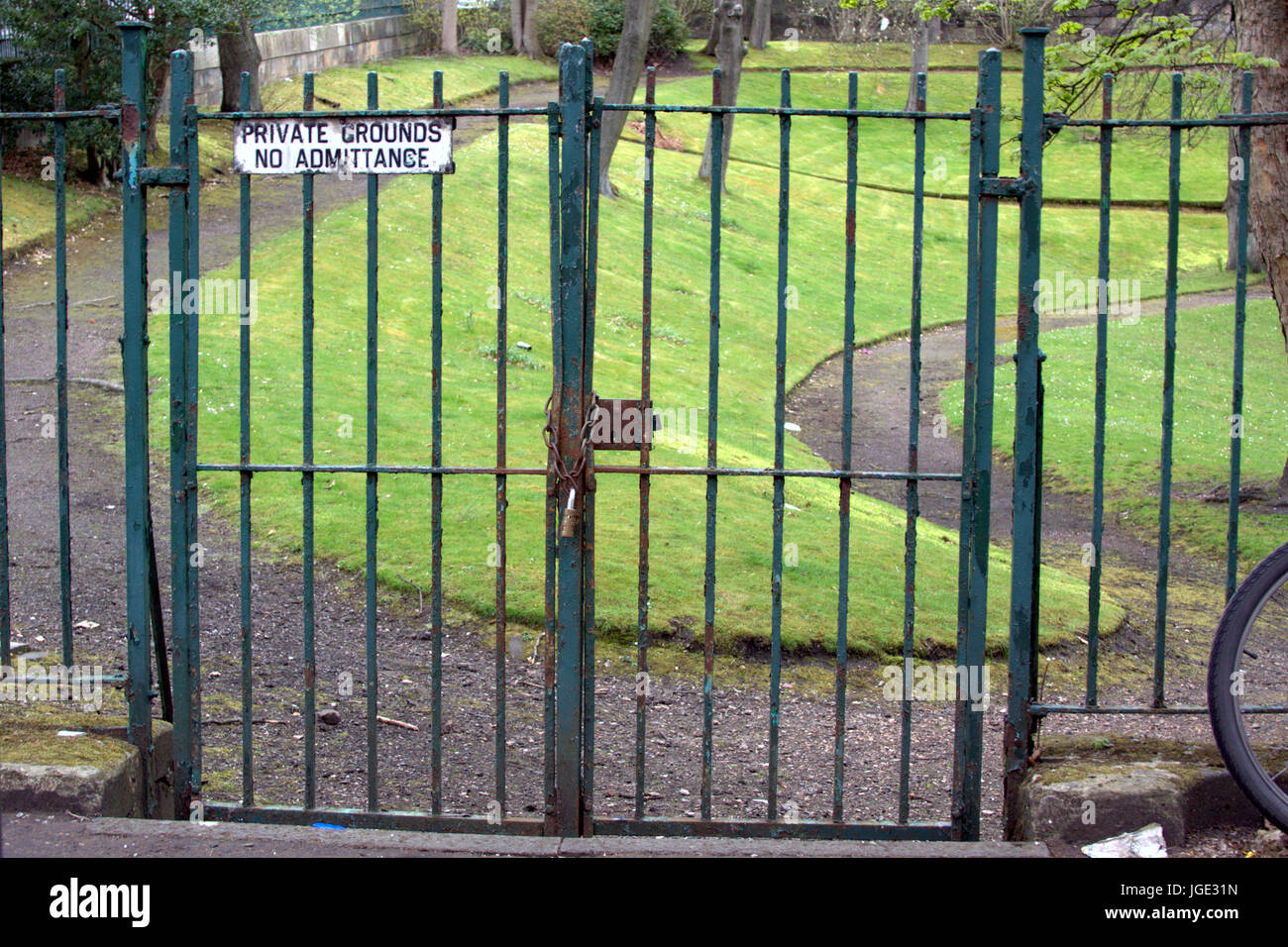 Jardines privados ningún signo de admisión en puertas verde parque privado Foto de stock