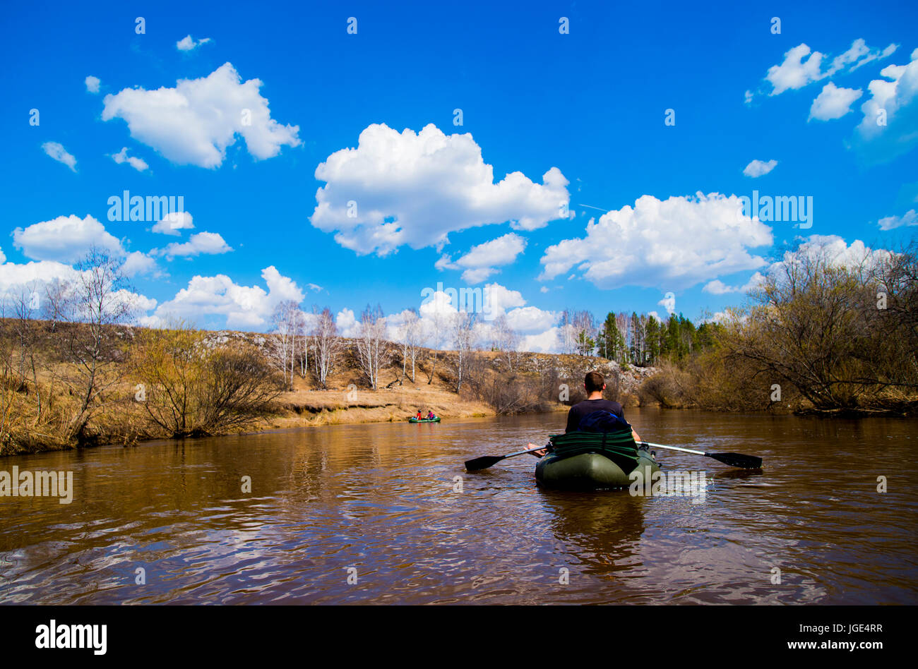 Hombre caucásico remando en canoa Foto de stock