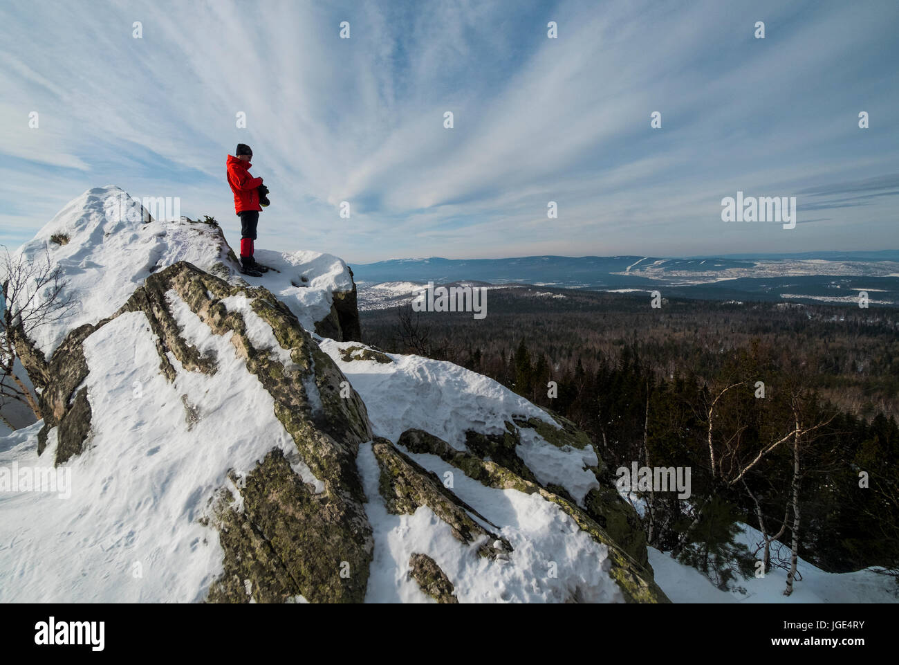Hombre de pie en la nieve caucásica admirar vistas panorámicas del bosque Foto de stock