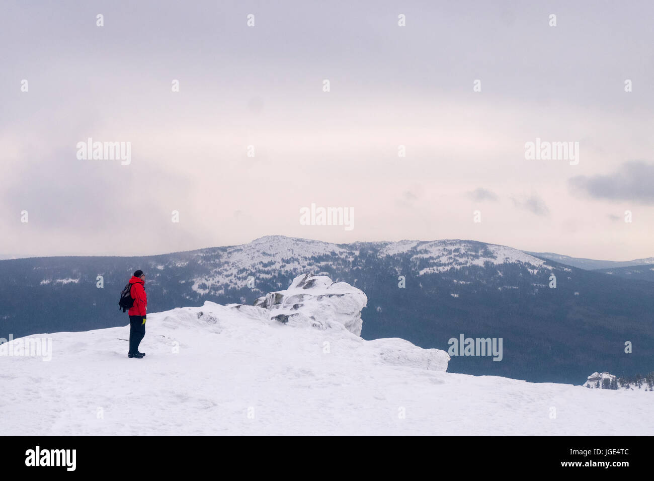 Hombre de pie del Cáucaso en las montañas remotas en invierno Foto de stock