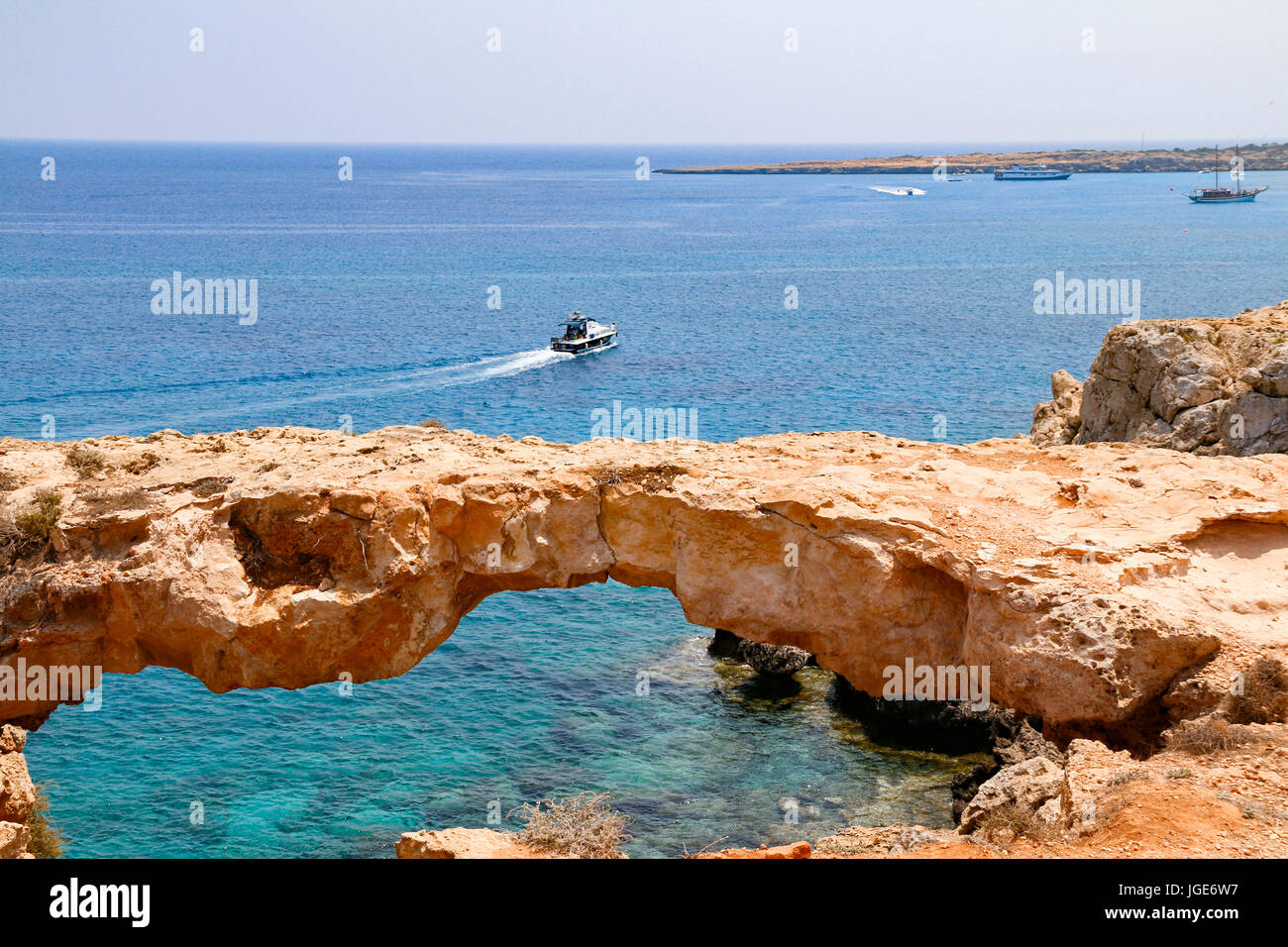 Puente natural de roca Kamara Tou Koraka, Cape Greco, Chipre Foto de stock