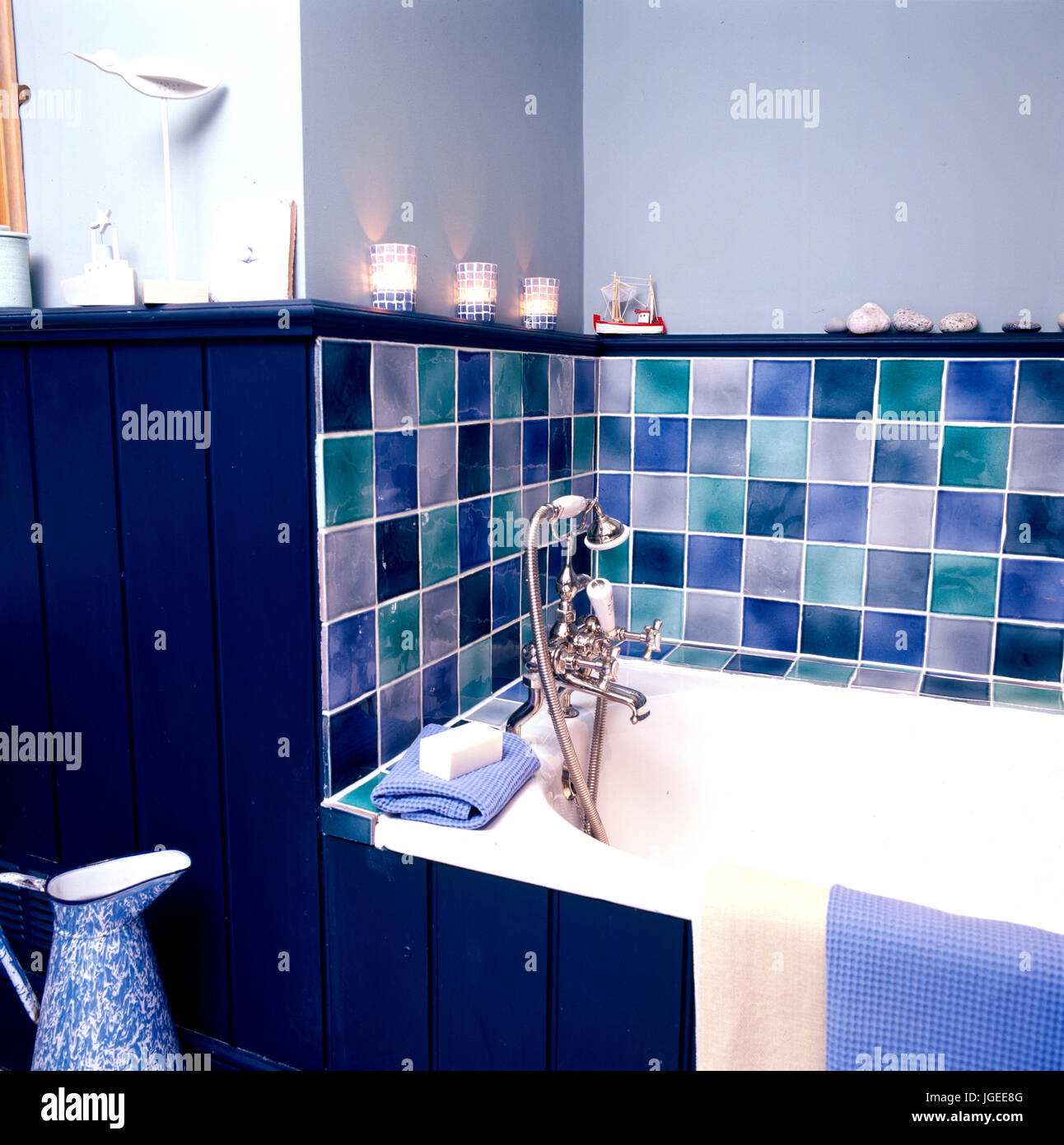 Azul tradicional baño con azulejos de color turquesa y azul Fotografía de  stock - Alamy