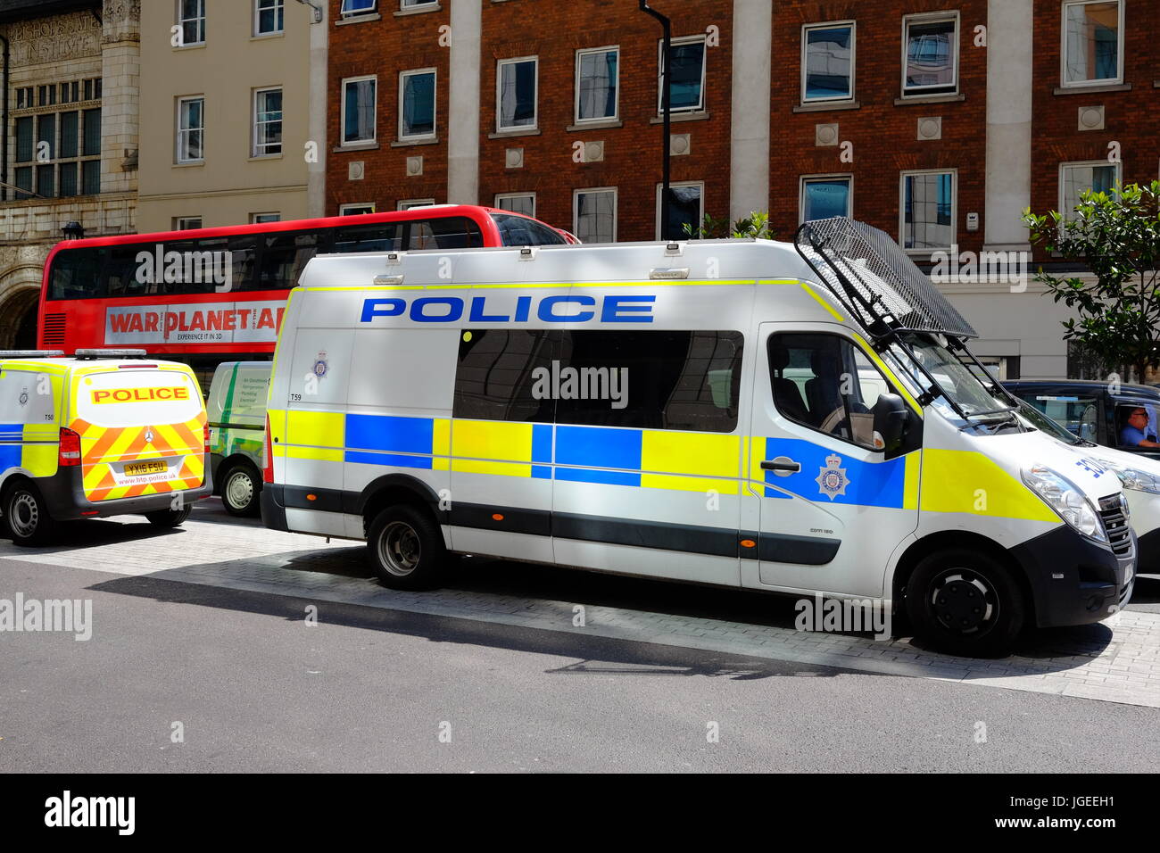 Los vehículos de la policía británica de transporte en Liverpool Street, Londres debido a la amenaza del terrorismo a las redes ferroviarias y de metro de Londres. Foto de stock