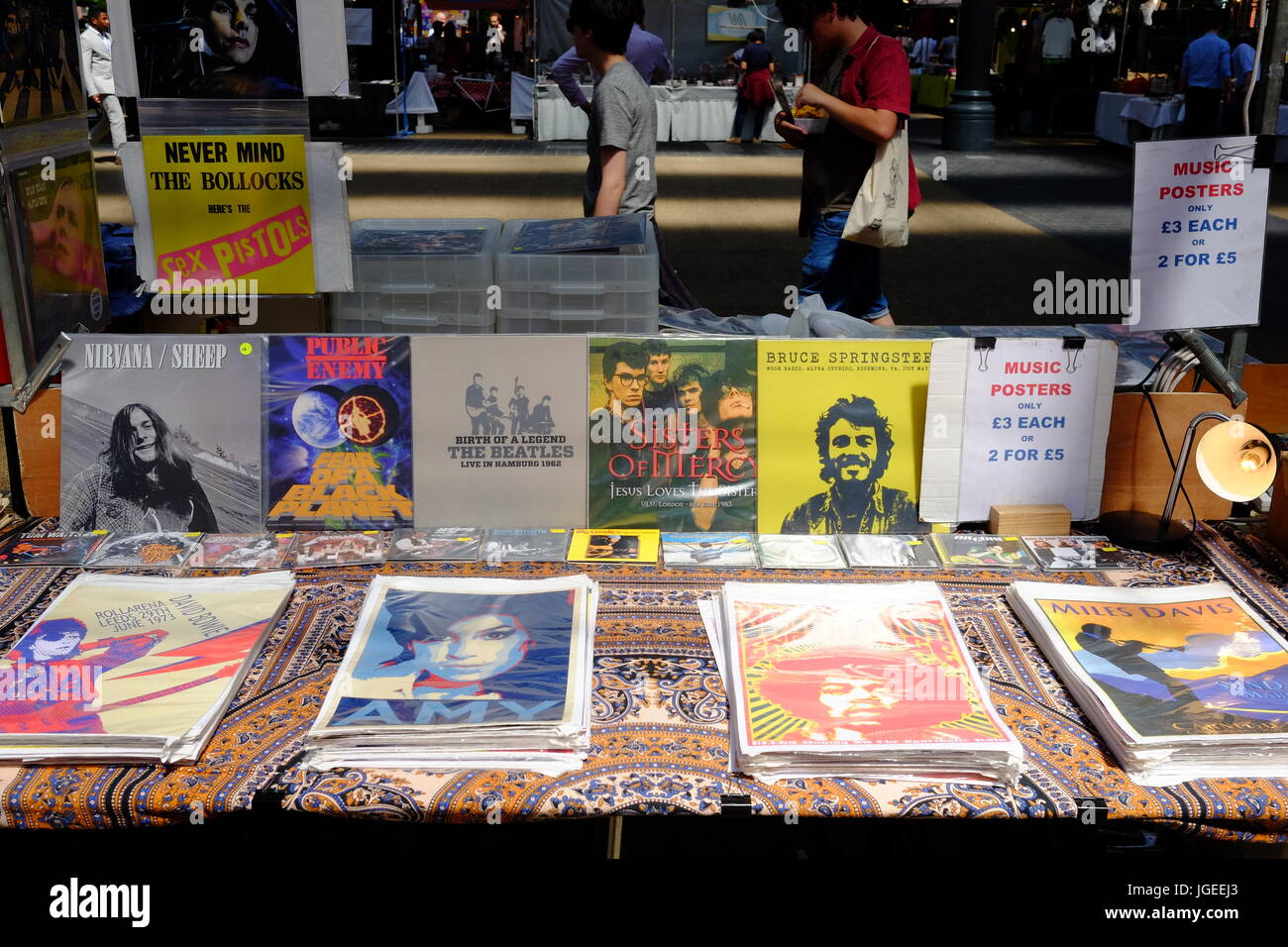 Puesto en el mercado vendiendo música carteles en Spitalfields en el East End de Londres. Foto de stock