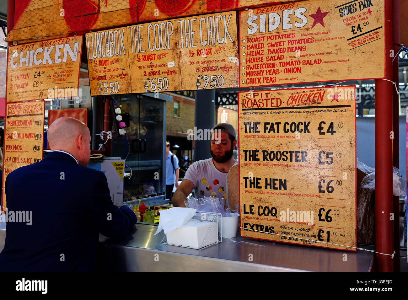 Puestos de comida a la hora del almuerzo en Spitalfields Market en el East End de Londres Foto de stock