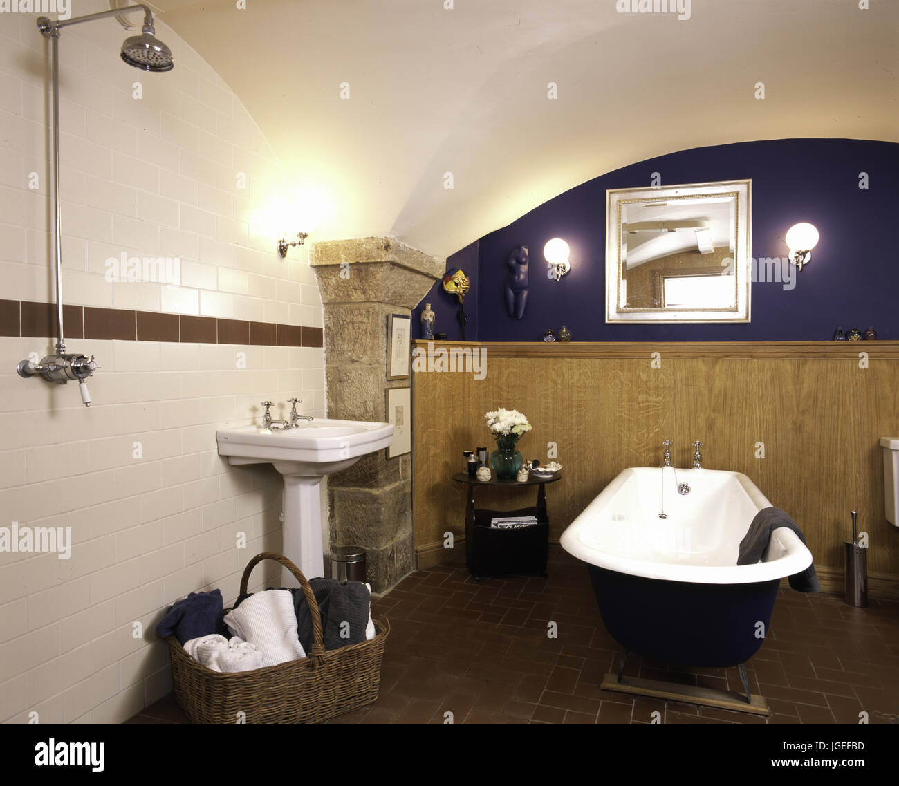 Bañera y ducha separada en el cuarto de baño pequeño agujero de carbón en  un renovado Fotografía de stock - Alamy