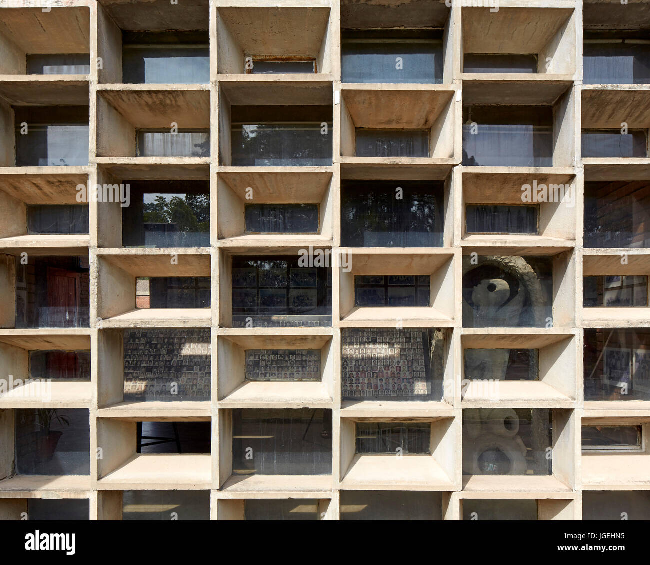 Vista de la fachada mirando hacia estudiantes anteriores anuarios. Escuela de Arquitectura de Chandigarh, Chandigarh, India. Arquitecto: Corbusier , 1961. Foto de stock