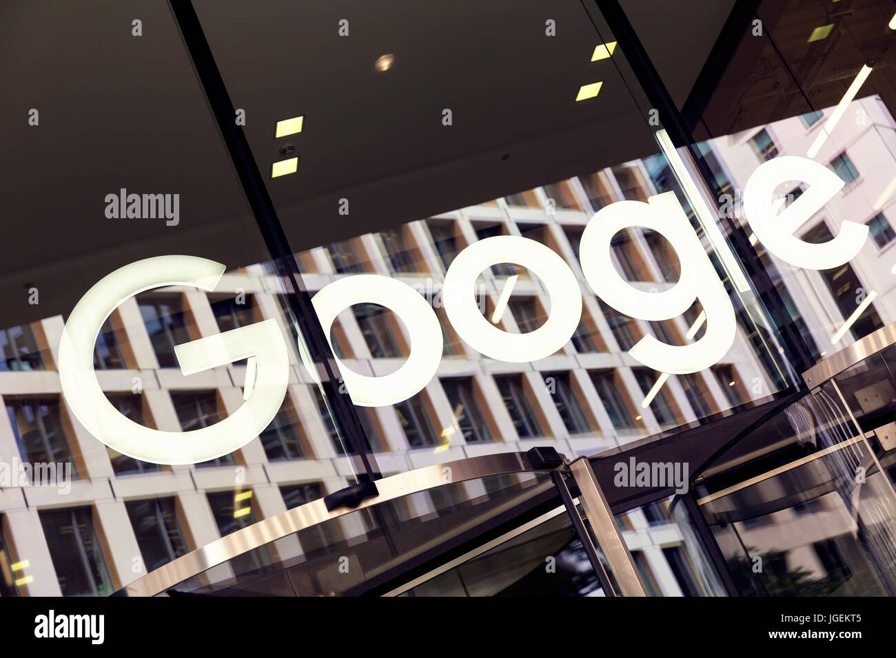 Vista cercana de la marca de Google por encima de la entrada de la sede en Londres Kings Cross Foto de stock