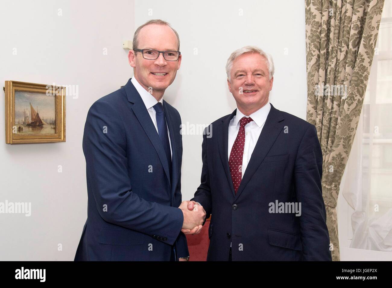 Secretario Brexit David Davis se reúne el Ministro de Relaciones Exteriores irlandés Simon Coveney para conversaciones en Downing Street, Londres. Foto de stock
