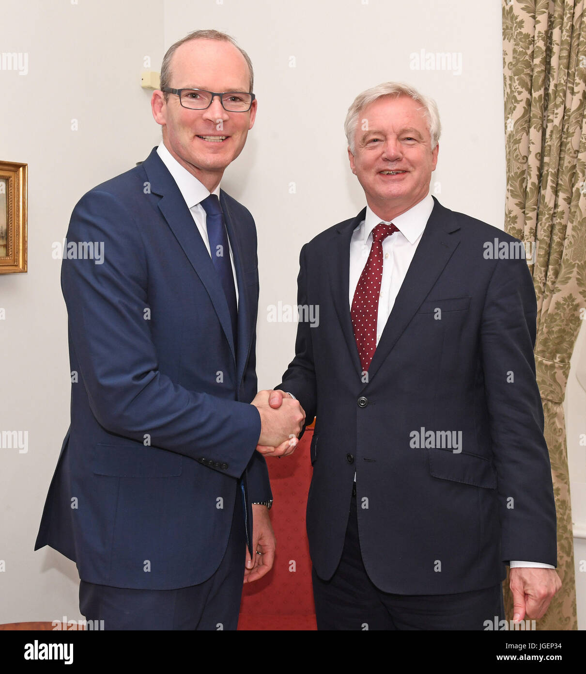 Secretario Brexit David Davis se reúne el Ministro de Relaciones Exteriores irlandés Simon Coveney para conversaciones en Downing Street, Londres. Foto de stock