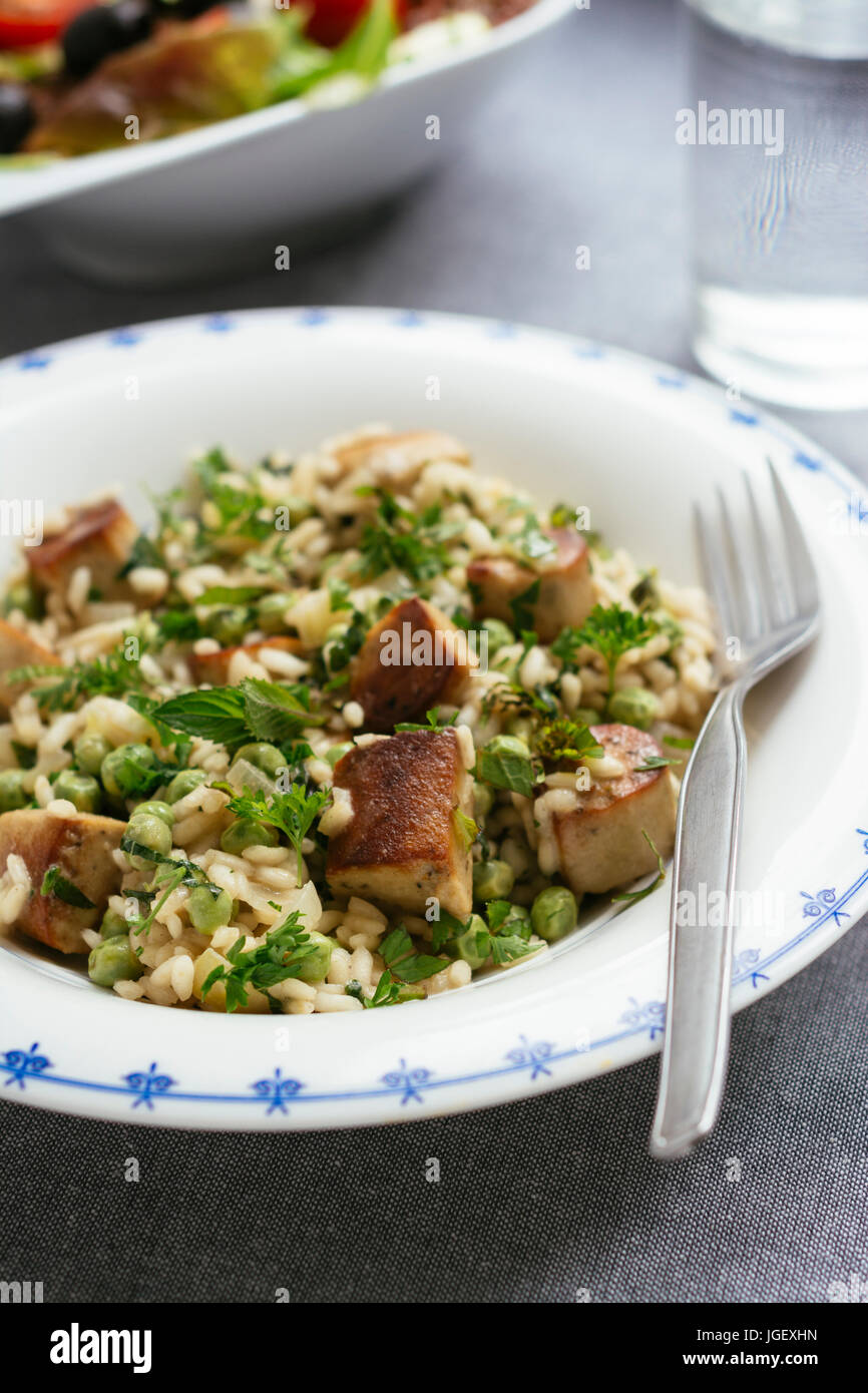 Vegan risi e bisi con trozos de salchichas vegetarianas Foto de stock