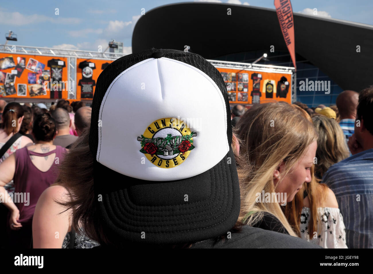 Logotipo de Guns N' Roses en el tapón en la entrada de junio de 2017  concierto en el Queen Elizabeth Olympic Park Stadium Stratford East London  Inglaterra KATHY DEWITT Fotografía de stock -