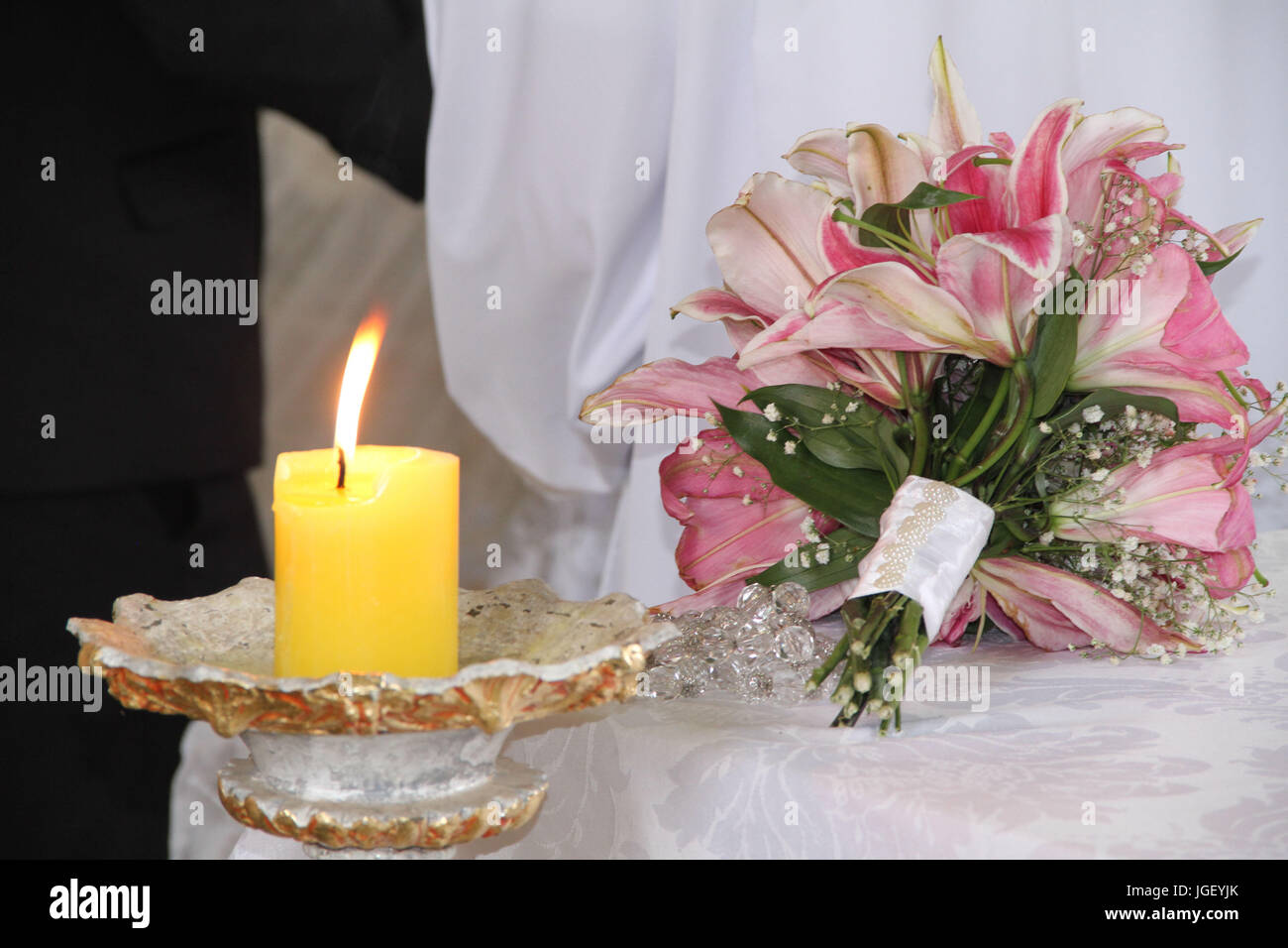 Vela encendida, ramo, altar, Iglesia, 2016, merces, Minas Gerais, Brasil. Foto de stock