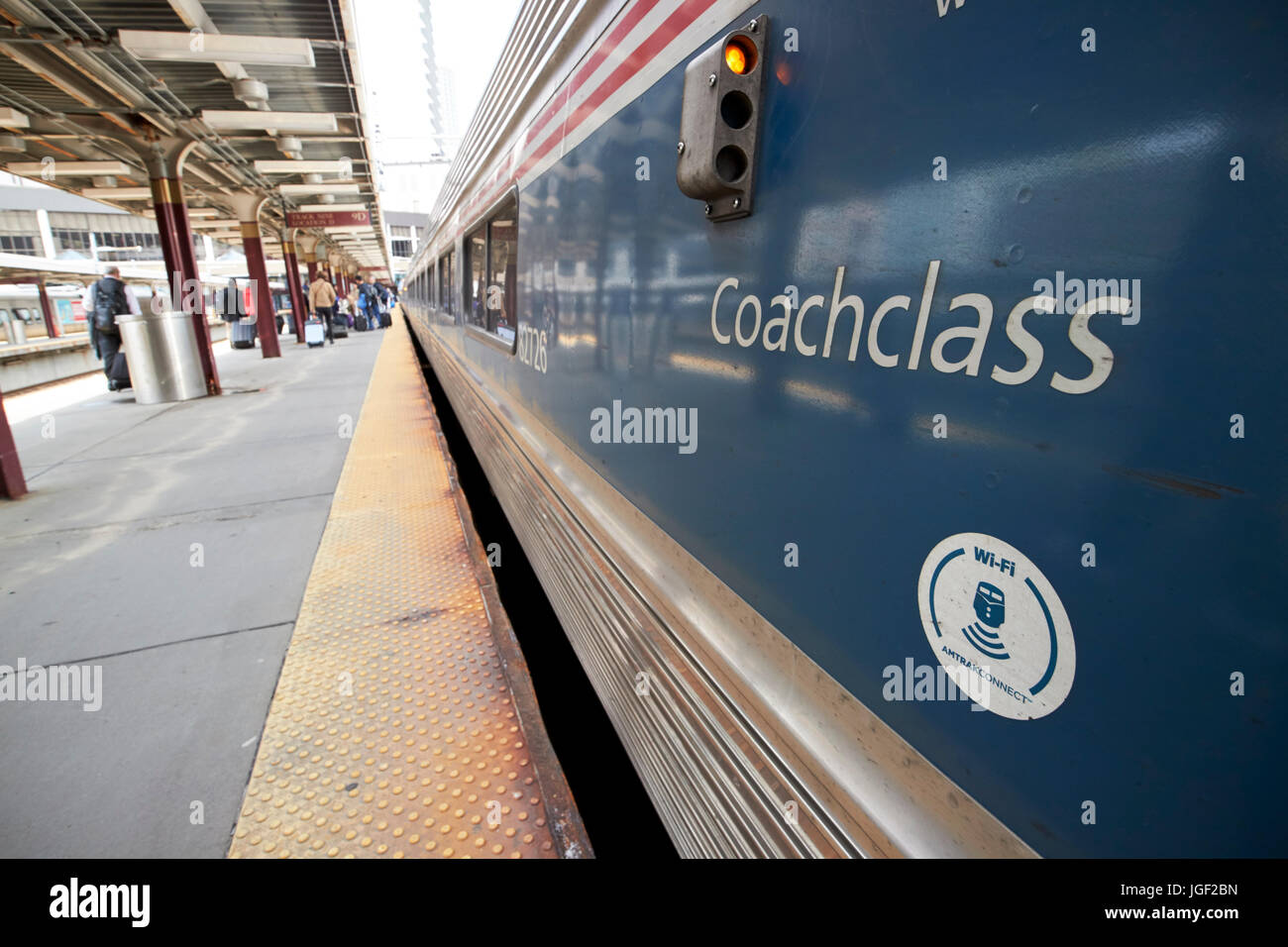 Amtrak coachclass carro de tren en la estación sur de Boston EE.UU. Foto de stock