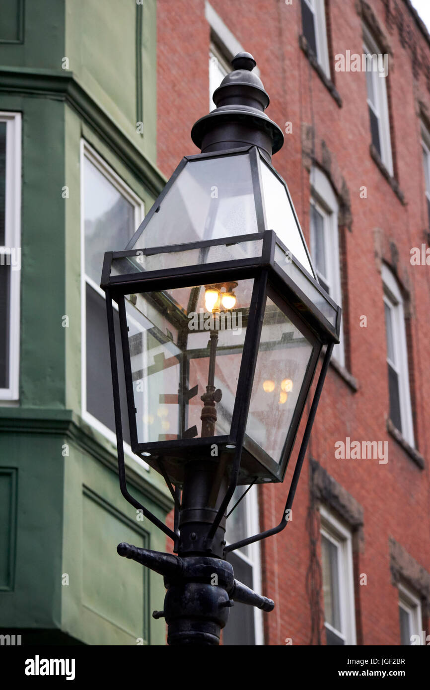 Calle de Gas Lamp Lighting con mantos iluminada en el día histórico Boston EE.UU. Foto de stock