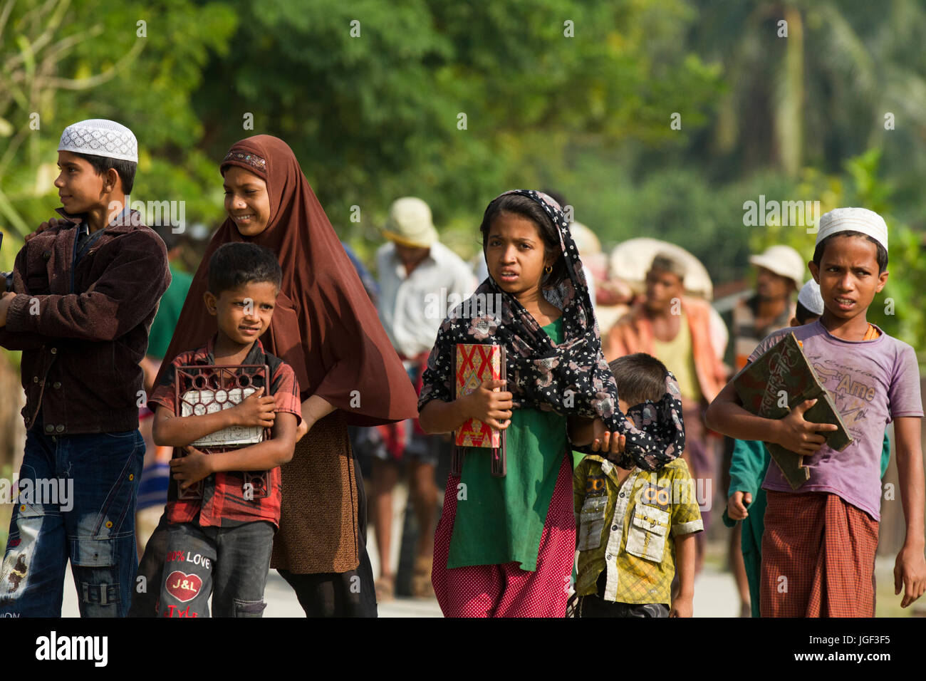 Los estudiantes de la escuela islámica Maktab (mañana) en la isla de Saint Martin. Teknaf, Cox's Bazar, Bangladesh. Foto de stock