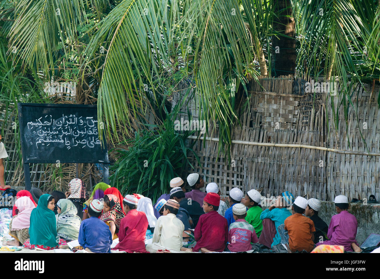 Los estudiantes asisten a la escuela islámica Maktab (mañana) en la isla de Saint Martin. Teknaf, Cox's Bazar, Bangladesh. Foto de stock