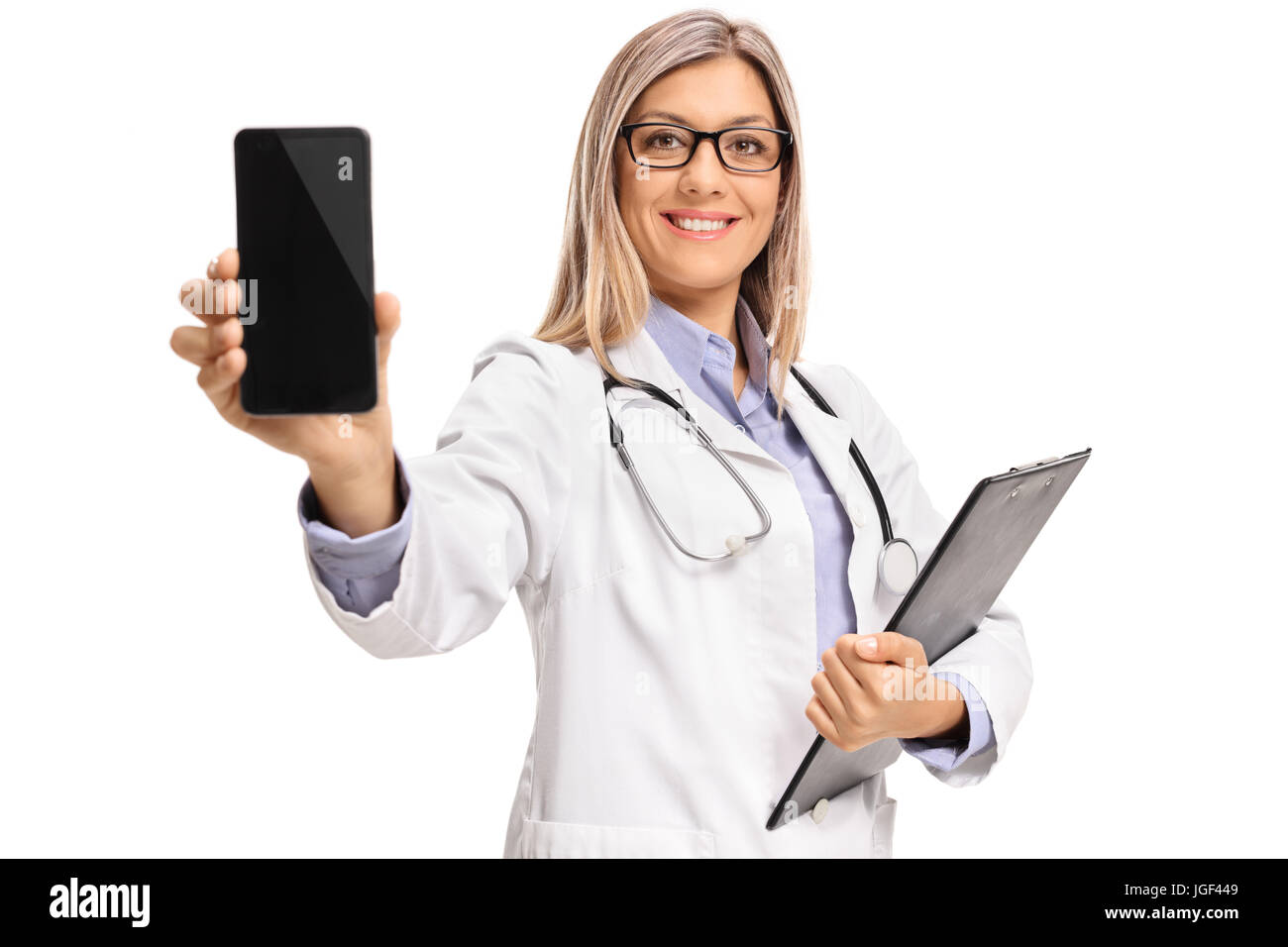 Doctora con un portapapeles mostrando un teléfono aislado sobre fondo blanco. Foto de stock